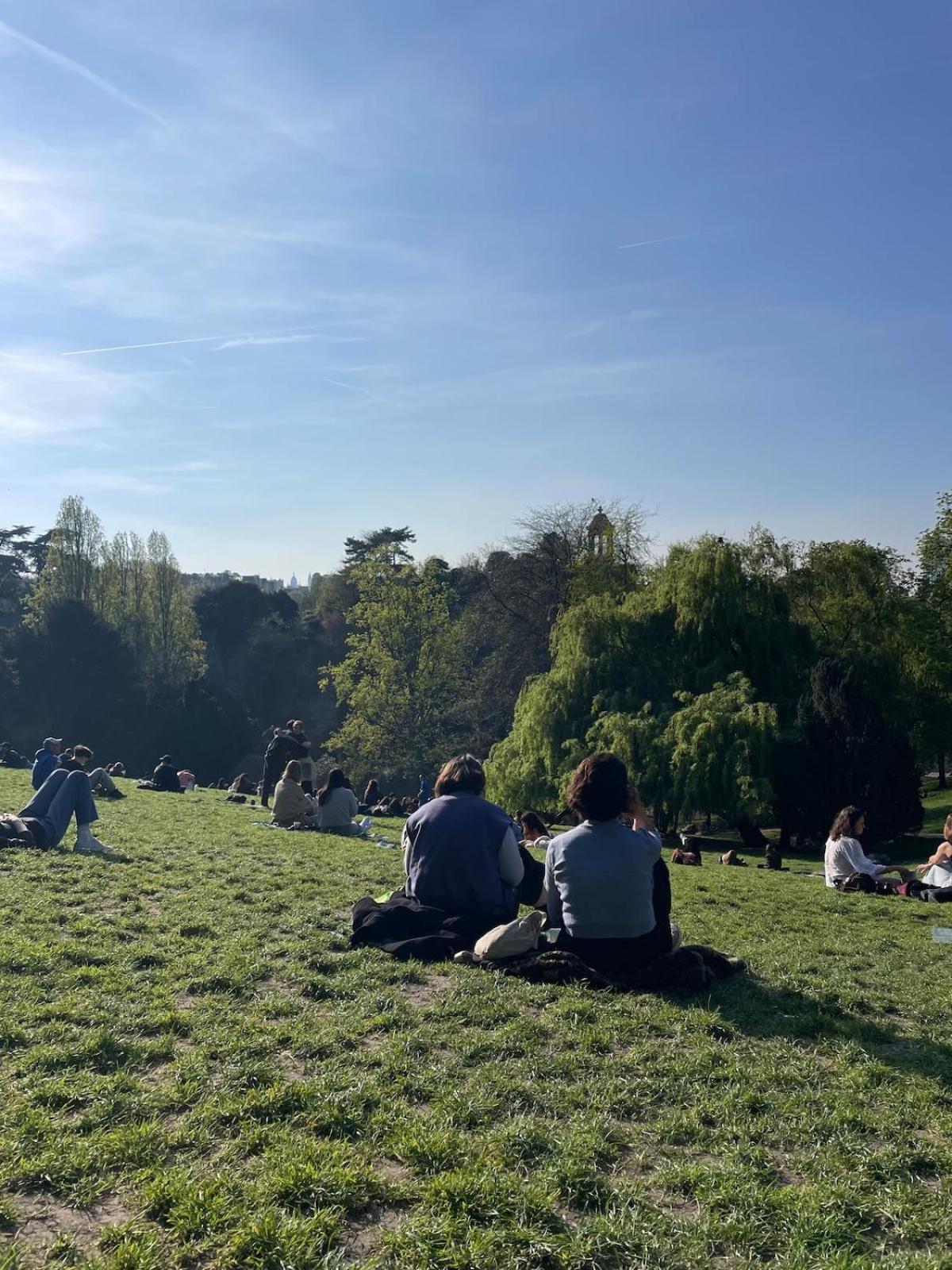 Notre Vue Sur Les Buttes Chaumont Apartment